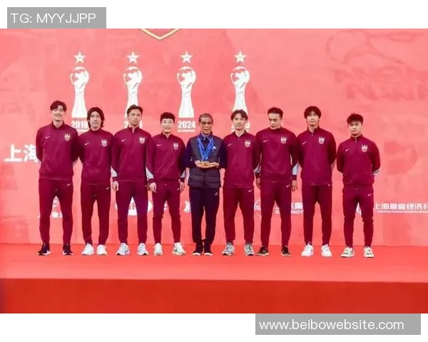 海港全队出征大连前上港集团高层亲临送上鼓励与支持